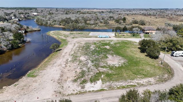 607 Glen Cove-Cr 730, Liverpool, TX 77577