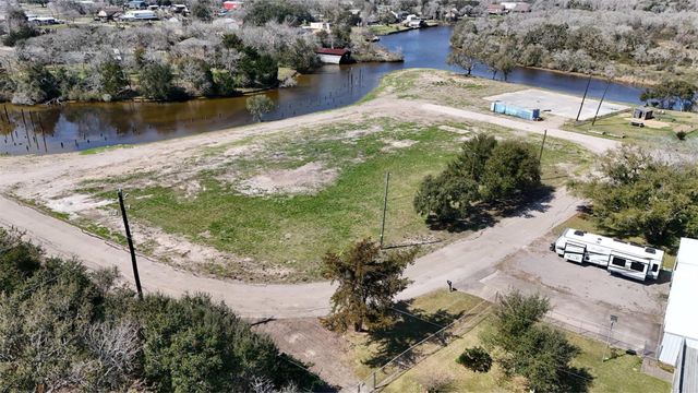 607 Glen Cove-Cr 730, Liverpool, TX 77577