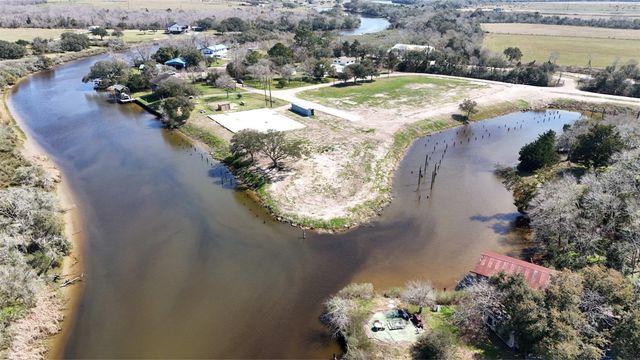 607 Glen Cove-Cr 730, Liverpool, TX 77577