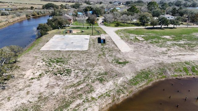 607 Glen Cove-Cr 730, Liverpool, TX 77577