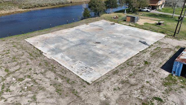 607 Glen Cove-Cr 730, Liverpool, TX 77577