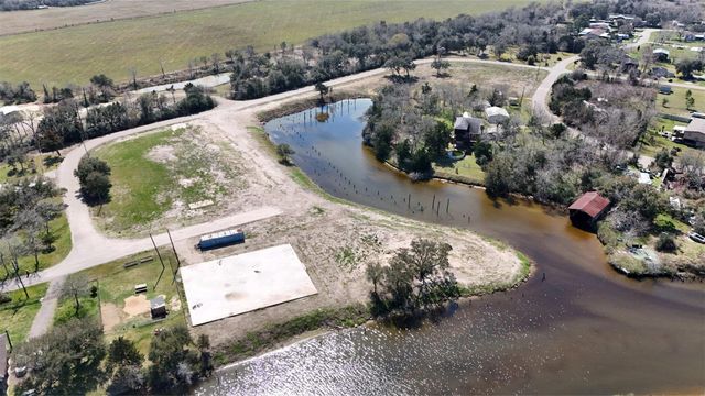 607 Glen Cove-Cr 730, Liverpool, TX 77577