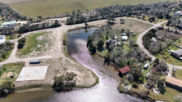 607 Glen Cove-Cr 730, Liverpool, TX 77577