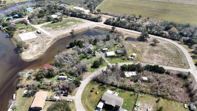 607 Glen Cove-Cr 730, Liverpool, TX 77577