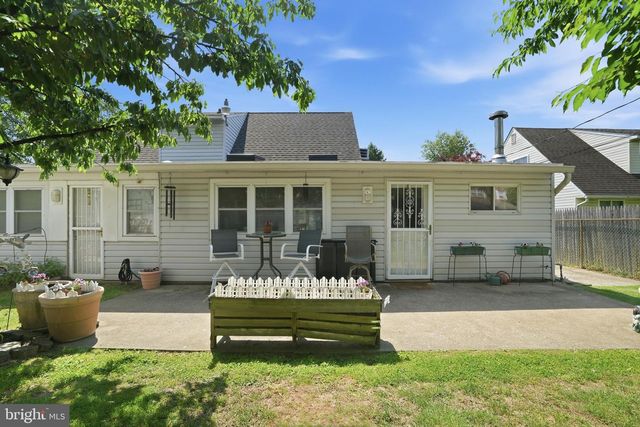9 VIOLET, Levittown, PA 19057
