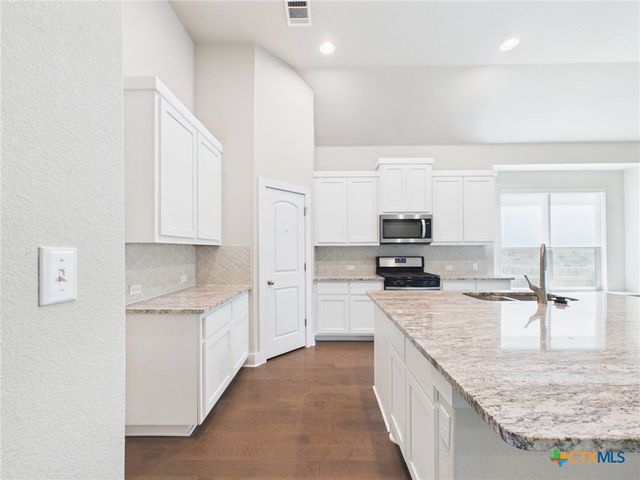 520 Academy Oaks Drive, San Marcos, TX 78666
