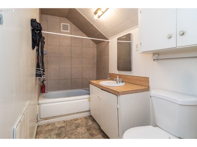 1224 Ne FREEMONT Ave, Roseburg, OR 97470