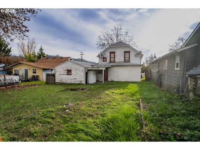 1224 Ne FREEMONT Ave, Roseburg, OR 97470