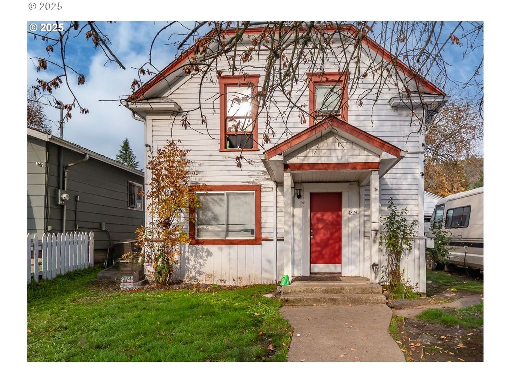 1224 Ne FREEMONT Ave, Roseburg, OR 97470