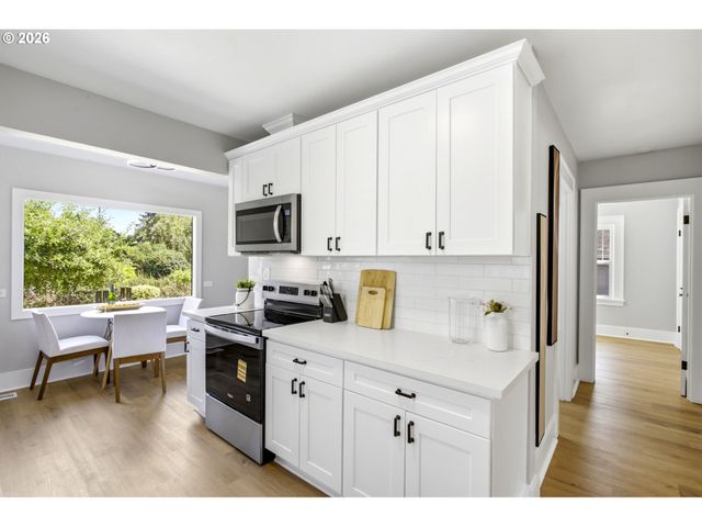 625 N STAFFORD St, Portland, OR 97217