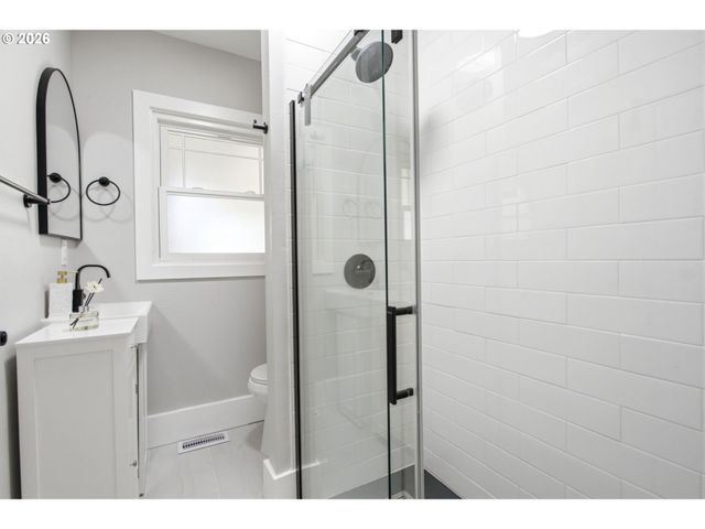 625 N STAFFORD St, Portland, OR 97217