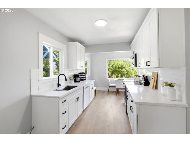 625 N STAFFORD St, Portland, OR 97217