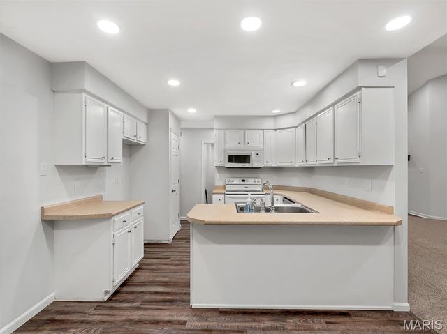 819 Oakmoor Drive, Fenton, MO 63026