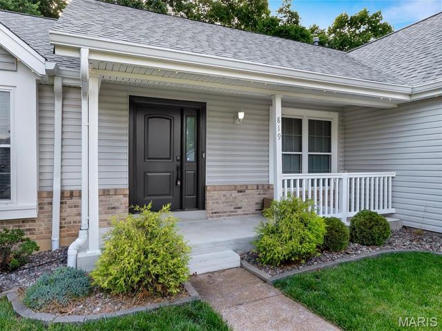 819 Oakmoor Drive, Fenton, MO 63026