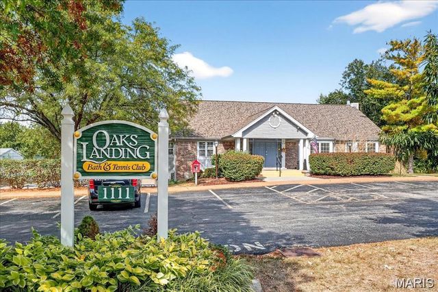 819 Oakmoor Drive, Fenton, MO 63026