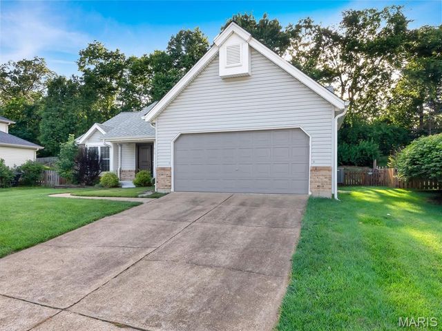 819 Oakmoor Drive, Fenton, MO 63026