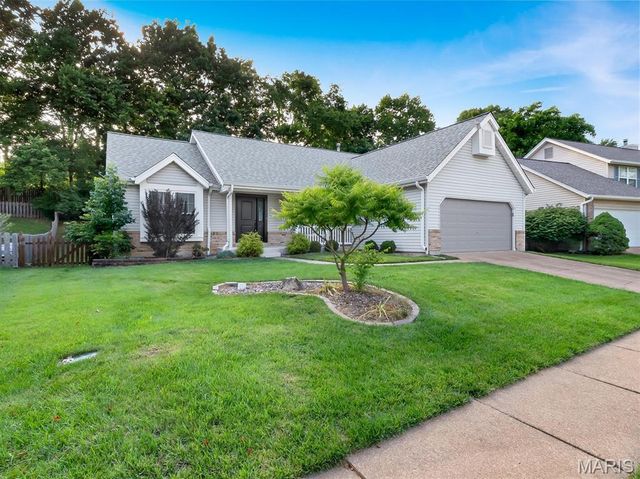 819 Oakmoor Drive, Fenton, MO 63026