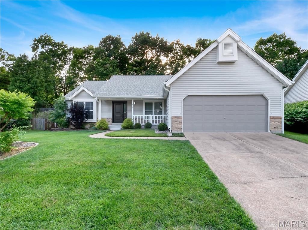 819 Oakmoor Drive, Fenton, MO 63026