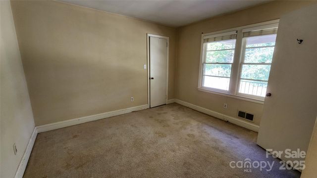 150 31st Avenue NW, Hickory, NC 28601