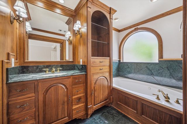 12814 Kingsbridge Lane, Houston, TX 77077
