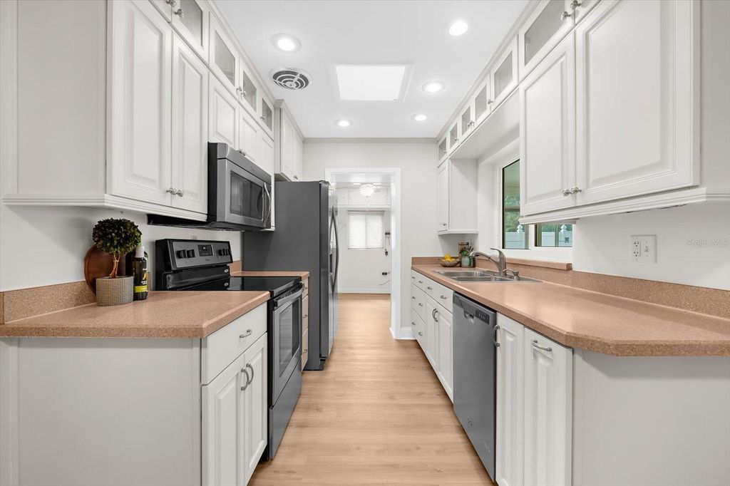 Image 13 of property listing at 3315 W BEAUMONT STREET, Tampa, FL 33611