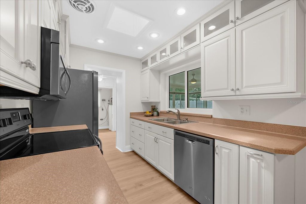 Image 15 of property listing at 3315 W BEAUMONT STREET, Tampa, FL 33611