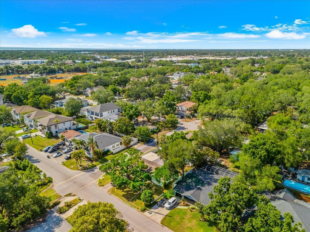 Image 67 of property listing at 3315 W BEAUMONT STREET, Tampa, FL 33611