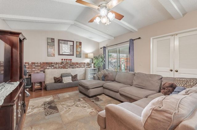 911 Stanford Avenue, Clovis, CA 93611