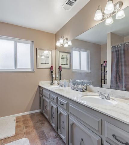 911 Stanford Avenue, Clovis, CA 93611