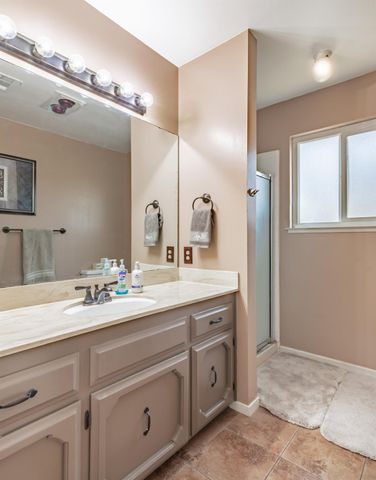 911 Stanford Avenue, Clovis, CA 93611