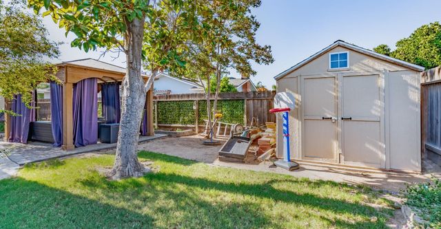 911 Stanford Avenue, Clovis, CA 93611