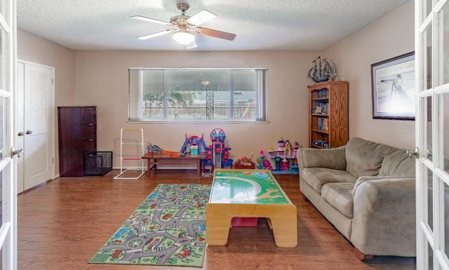 911 Stanford Avenue, Clovis, CA 93611