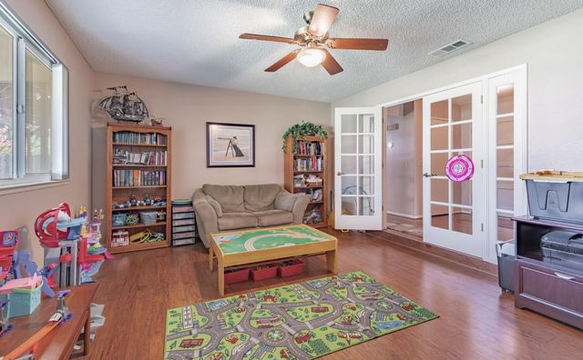 911 Stanford Avenue, Clovis, CA 93611