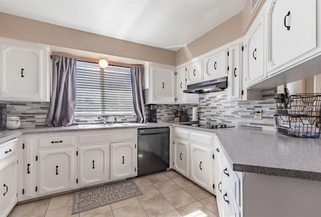 911 Stanford Avenue, Clovis, CA 93611