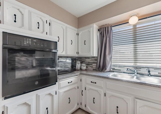 911 Stanford Avenue, Clovis, CA 93611