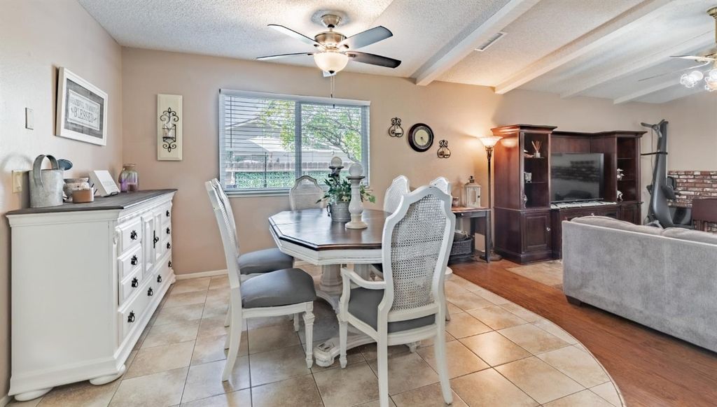 Image 11 of property listing at 911 Stanford Avenue, Clovis, CA 93611