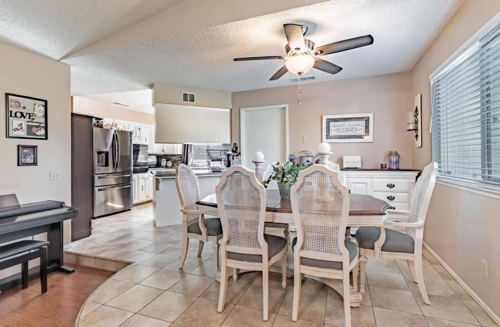 Image 12 of property listing at 911 Stanford Avenue, Clovis, CA 93611