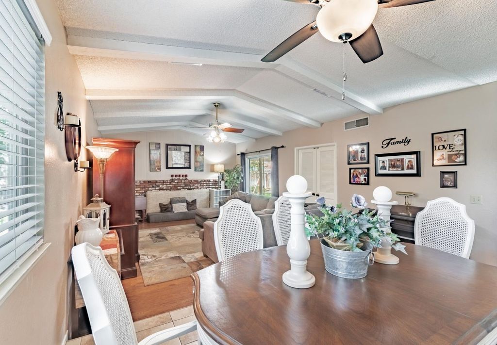 Image 13 of property listing at 911 Stanford Avenue, Clovis, CA 93611