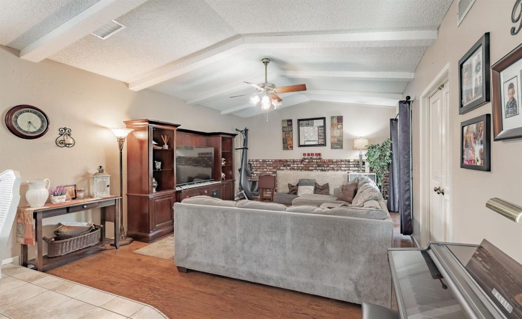 Image 14 of property listing at 911 Stanford Avenue, Clovis, CA 93611