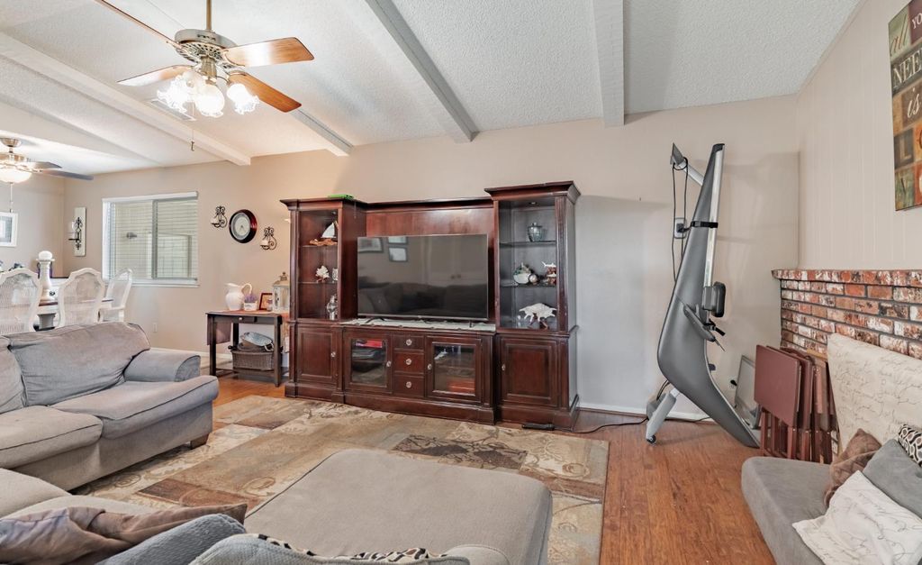Image 17 of property listing at 911 Stanford Avenue, Clovis, CA 93611