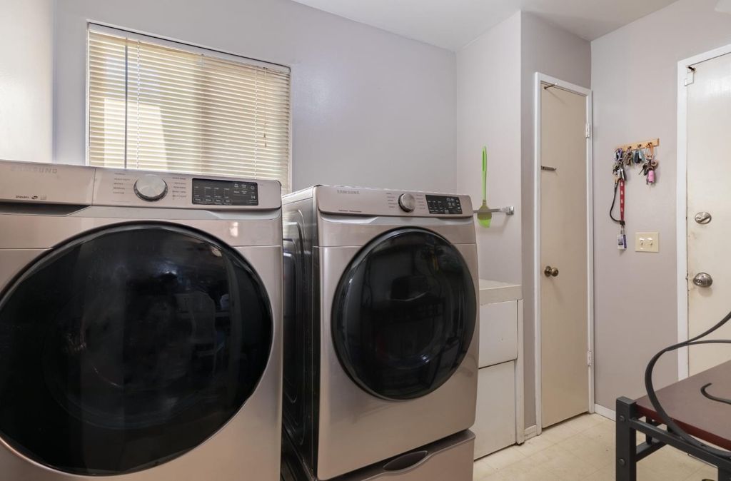 Image 18 of property listing at 911 Stanford Avenue, Clovis, CA 93611