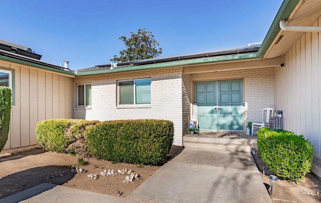 Image 2 of property listing at 911 Stanford Avenue, Clovis, CA 93611