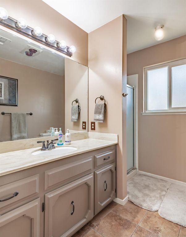 Image 23 of property listing at 911 Stanford Avenue, Clovis, CA 93611