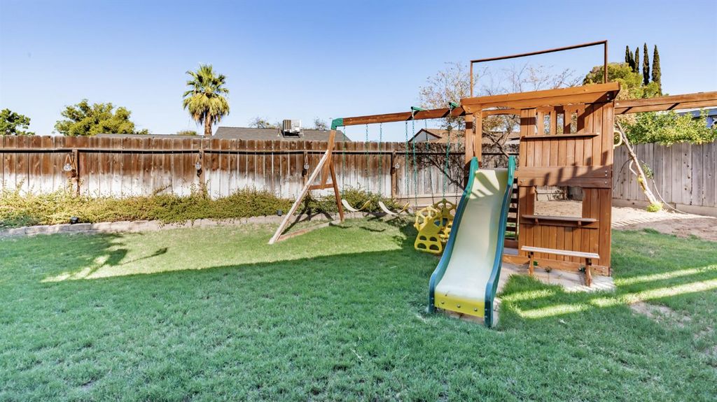 Image 24 of property listing at 911 Stanford Avenue, Clovis, CA 93611