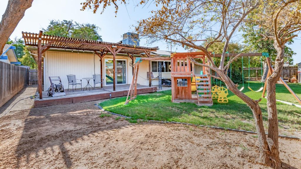 Image 25 of property listing at 911 Stanford Avenue, Clovis, CA 93611