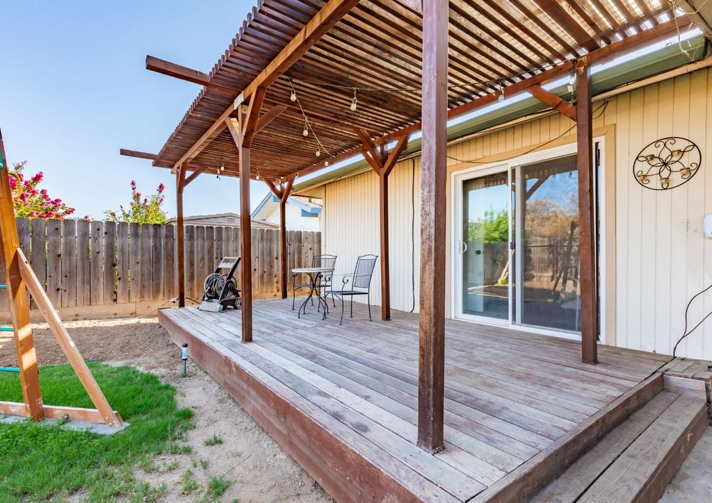 Image 26 of property listing at 911 Stanford Avenue, Clovis, CA 93611