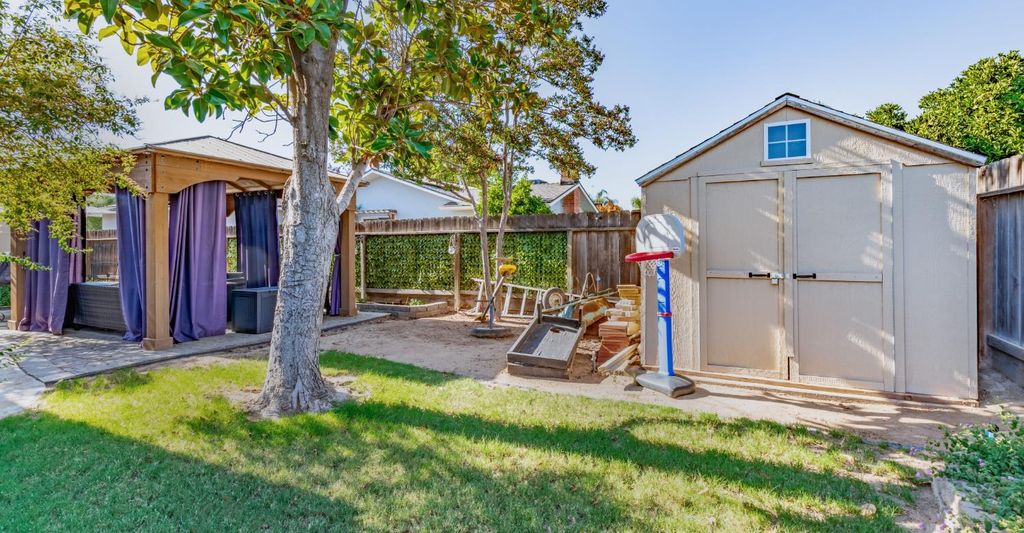 Image 27 of property listing at 911 Stanford Avenue, Clovis, CA 93611