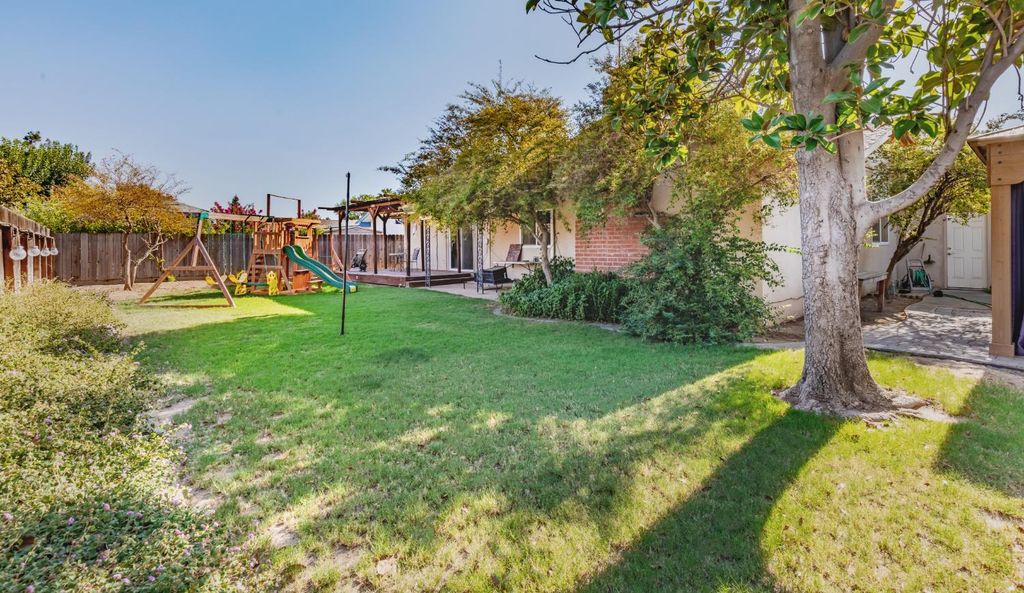 Image 29 of property listing at 911 Stanford Avenue, Clovis, CA 93611