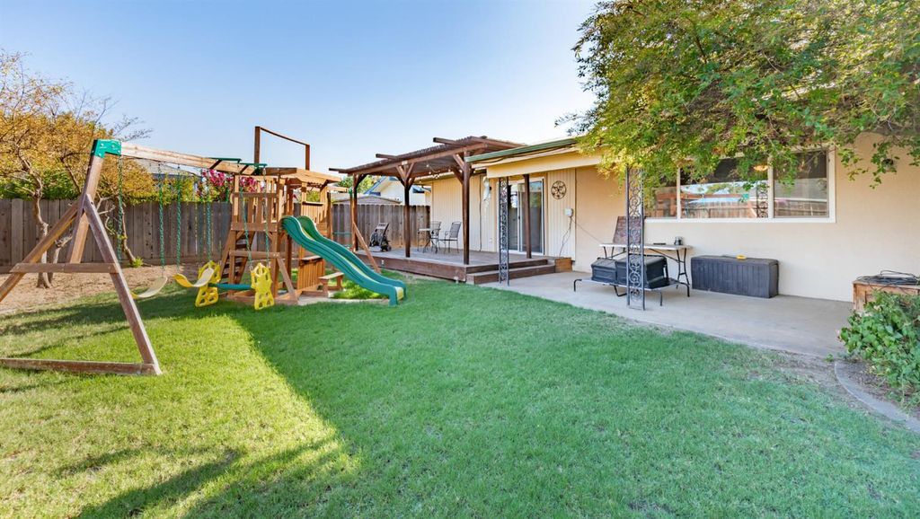 Image 30 of property listing at 911 Stanford Avenue, Clovis, CA 93611