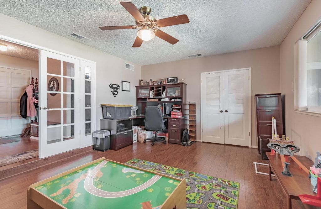 Image 6 of property listing at 911 Stanford Avenue, Clovis, CA 93611